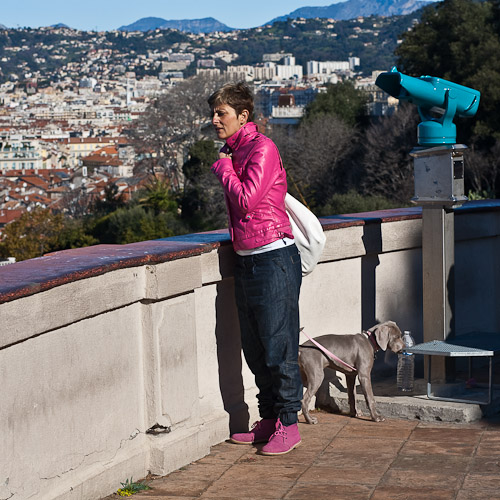 Le chien à la dame rose